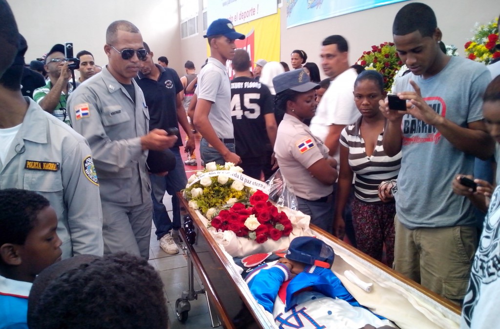 En estos tiempos es común en República Dominicana que familiares, amigos y allegados tomen fotos al cadáver con sus celulares.