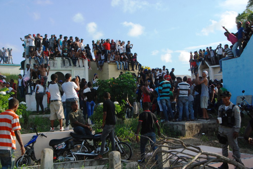 En los entierros de los sectores populares las personas se suben en las tumbas de otros difuntos para ver el entierro de su muerto.