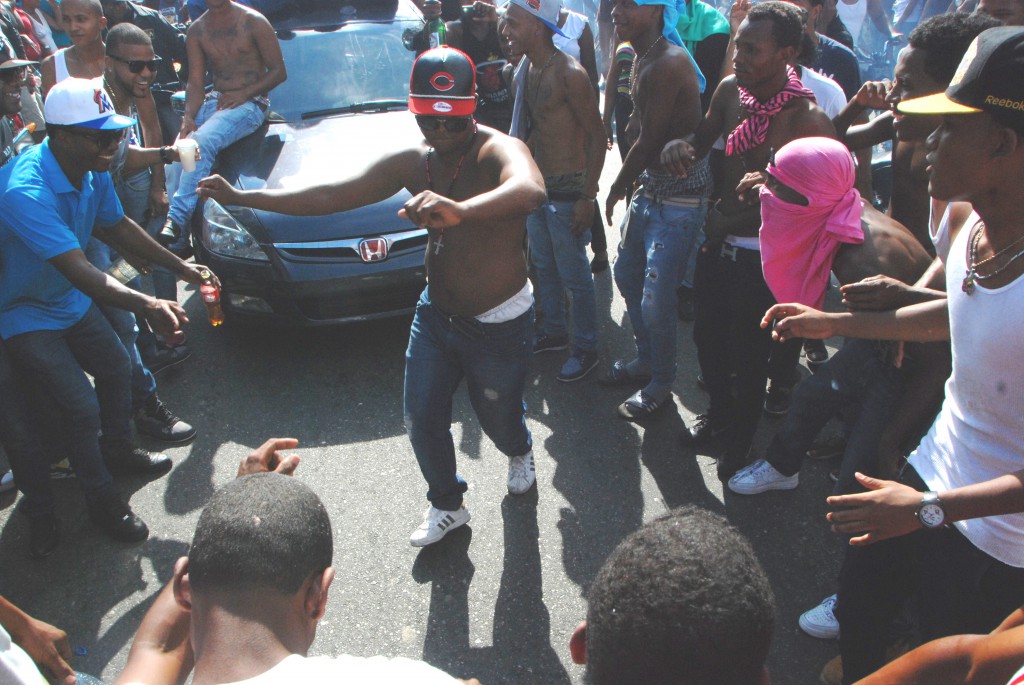 Durante el traslado del cuerpo sin vida de Monkey Black, los seguidores bailaban su música.