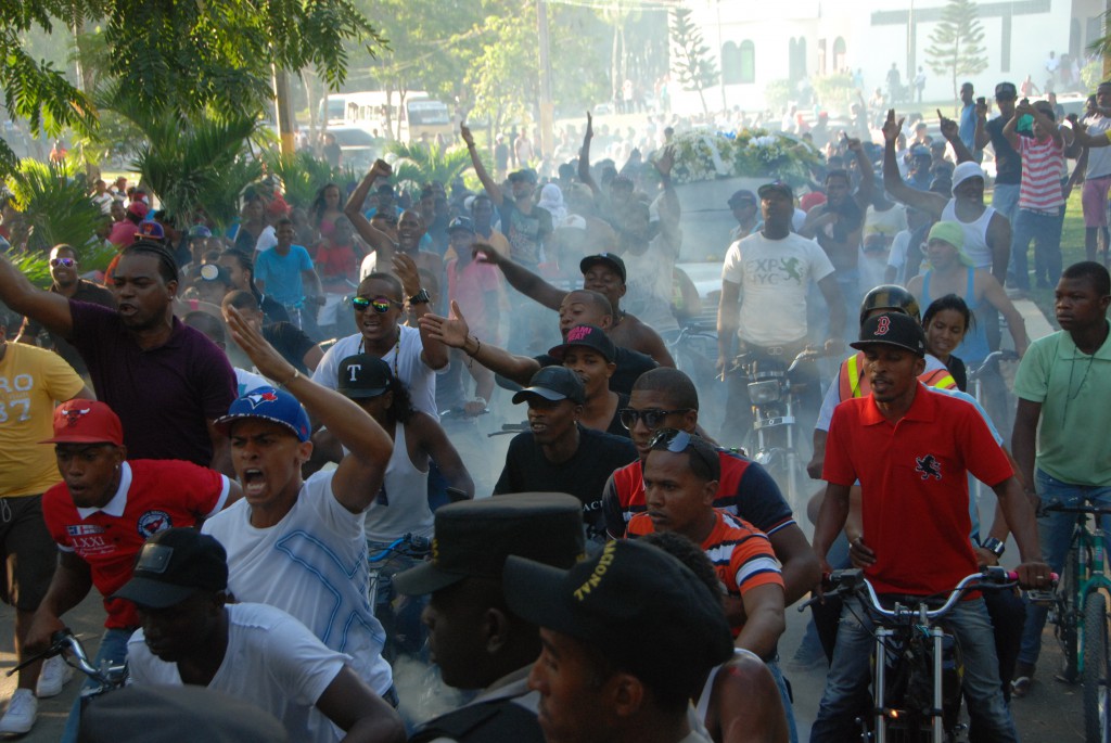 Alcohol, droga, tiros y bombas lacrimógenas en el entierro de Monkey Black.