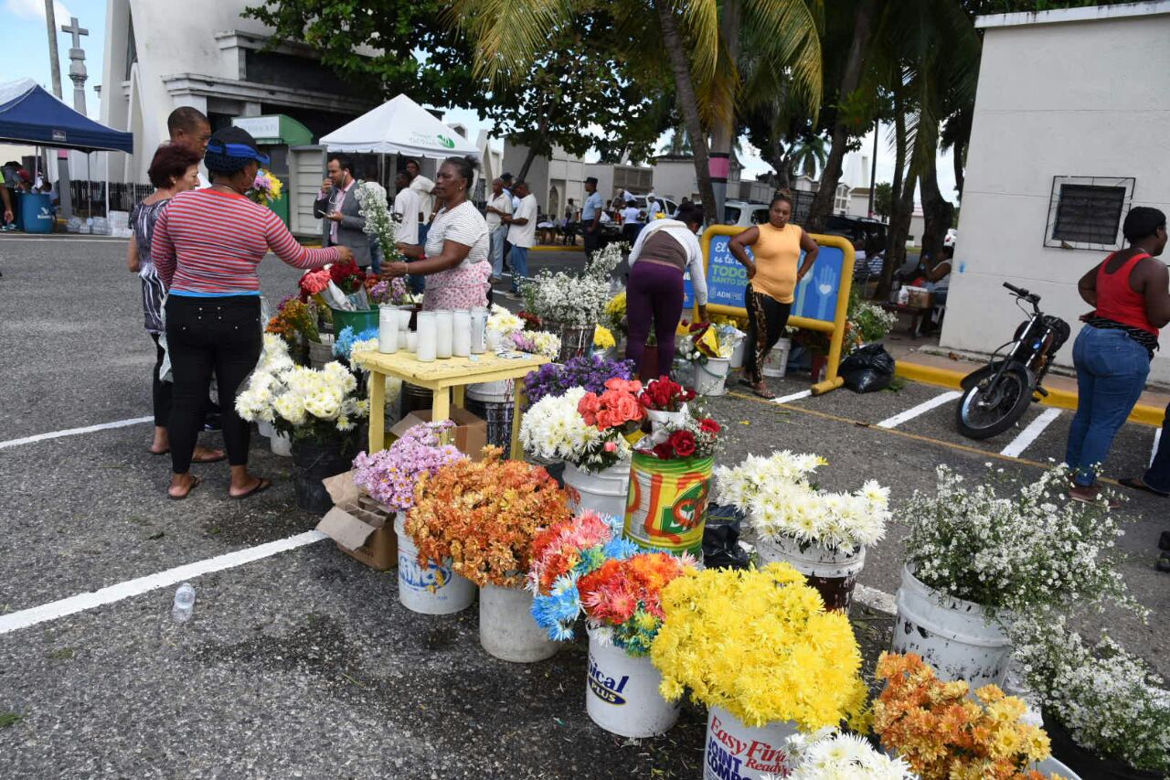 Vendedores de flores ofrecen sus servicios por el Día de los Fieles Difuntos