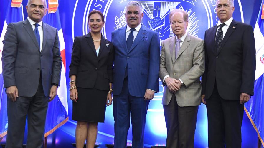 Miguel Vargas juramenta Comisión Permanente Premio al Emigrante Oscar de la Renta Miguel Vargas juramenta Comisión Permanente Premio al Emigrante Oscar de la Renta