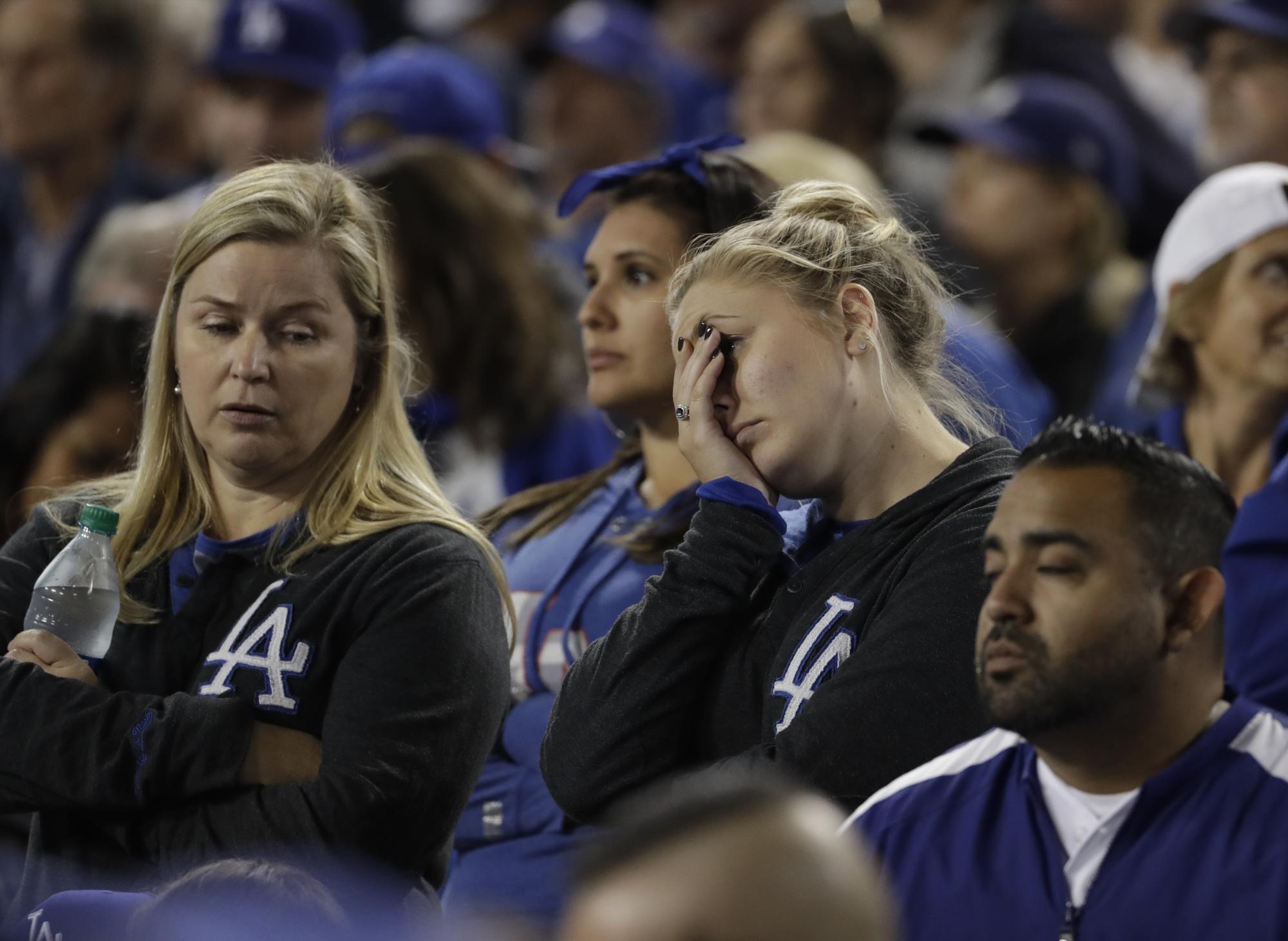 Fanáticos miran durante la octava entrada del Juego 7 de la Serie Mundial de béisbol entre los Astros de Houston y los Dodgers de Los Angeles el miércoles 1 de noviembre de 2017 en Los Ángeles.