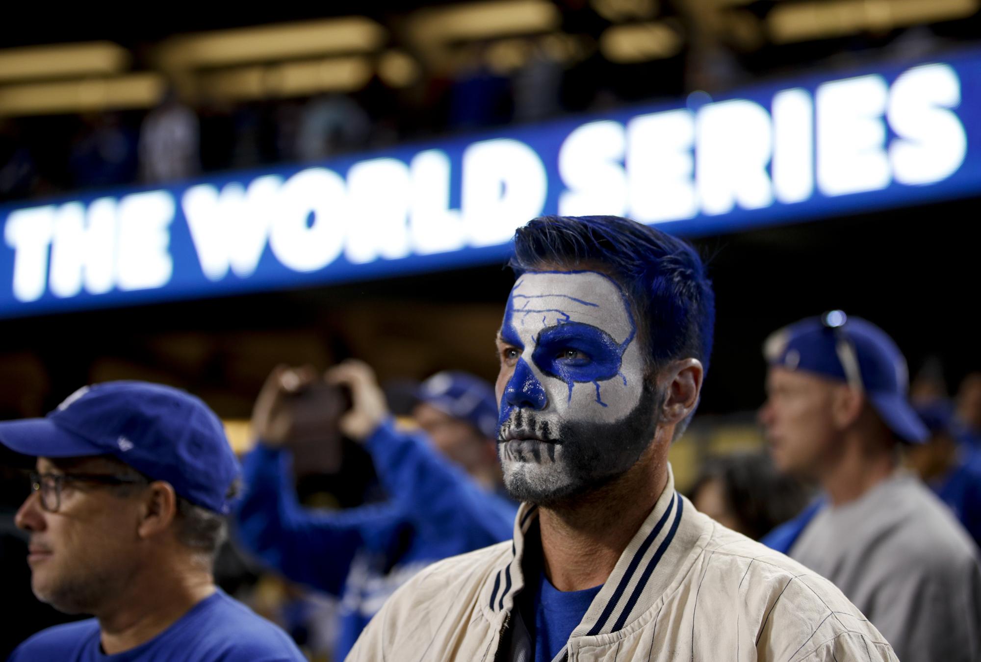Fanáticos de los Dodgers de Los Ángeles observan el séptimo juego de la Serie Mundial ante los Astros de Houston, el miércoles 1 de noviembre de 2017.