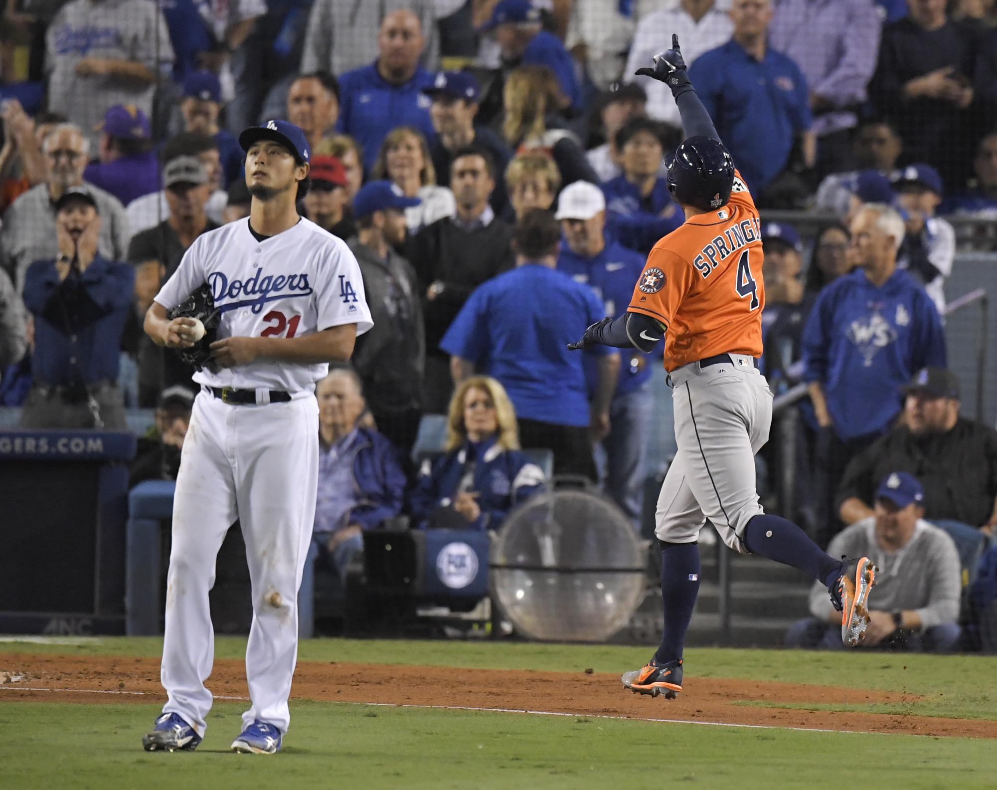 George Springer, de los Astros de Houston, festeja tras conectar un jonrón de dos carreras ante el japonés Yu Darvish (izquierda), de los Dodgers der Los Ángeles, en el séptimo juego de la Serie Mundial, el miércoles 1 de noviembre de 2017 