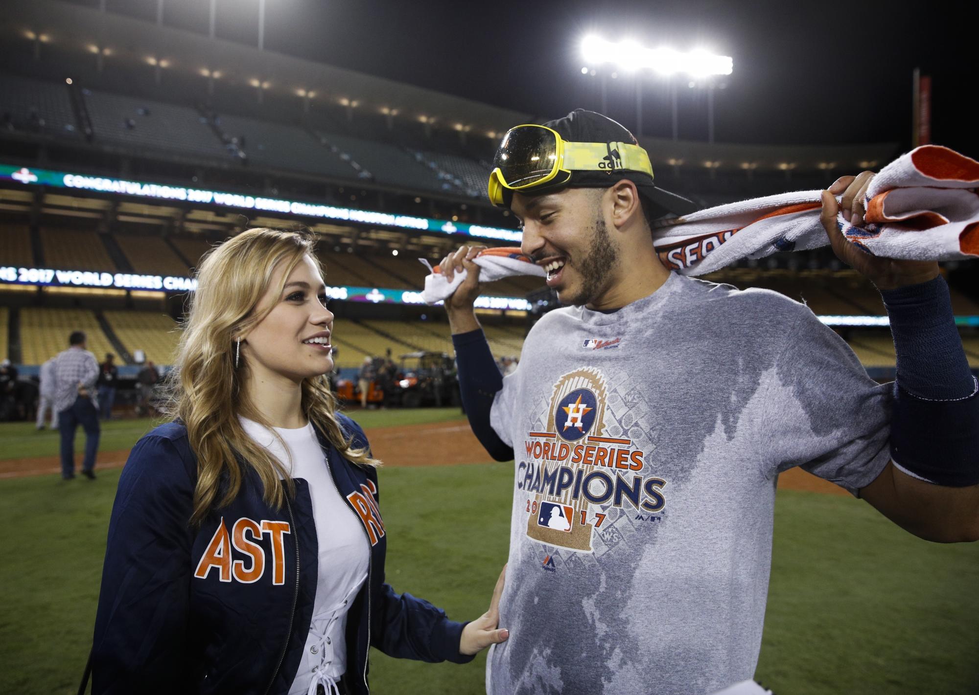 El puertorriqueño Carlos Correa, de los Astros de Houston, sonríe junto a su novia Daniella Rodríguez, otrora Miss Texas, a quien propuso matrimonio tras la coronación en la Serie Mundial, el miércoles 1 de noviembre de 2017.