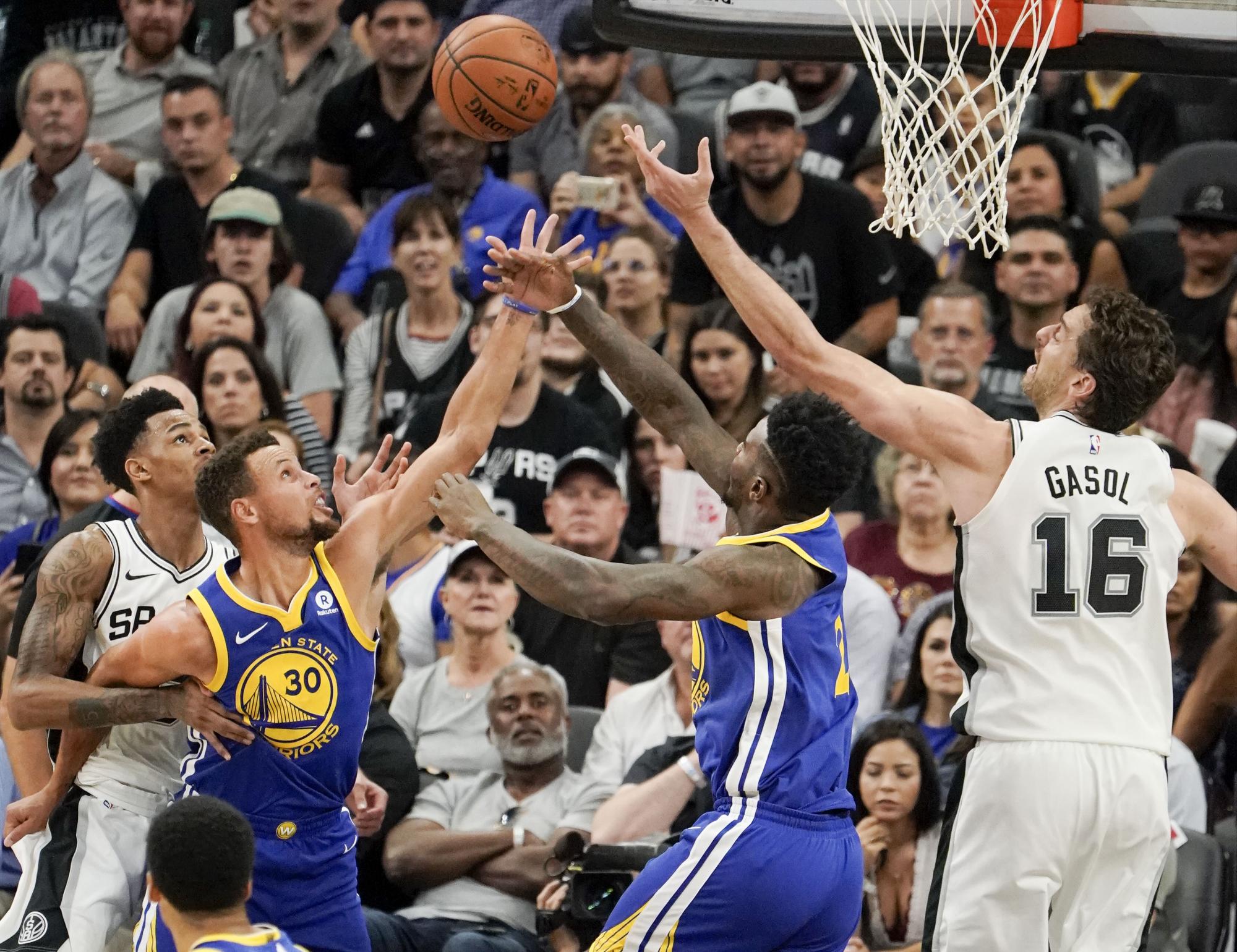 El jugador Stephen Curry (2i) y Jordan Bell (2d) de Golden State Warriors intenta conseguir la pelota ante la marca de Dejounte Murray (i) y Pau Gasol de San Antonio Spurs el jueves 2 de noviembre de 2017, durante un juego entre Golden State Warriors y San Antonio Spurs de la NBA.