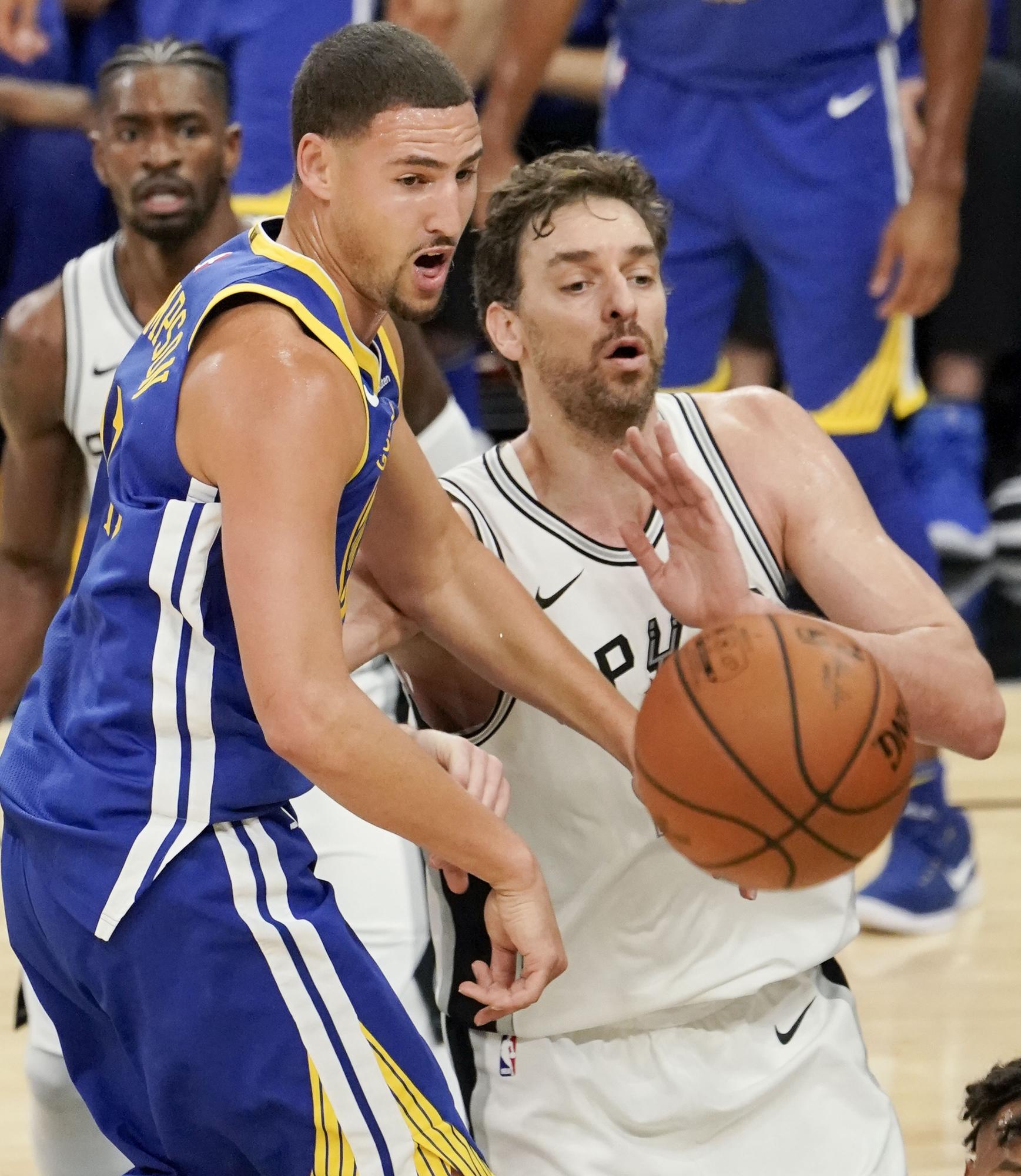 SEl jugador Pau Gasol (d) de San Antonio Spurs intenta detener una jugada de Klay Thompson (i) de Golden State Warriors el jueves 2 de noviembre de 2017, durante un juego entre Golden State Warriors y San Antonio Spurs de la NBA, que se disputa en San Antonio, Texas (Estados Unidos). 