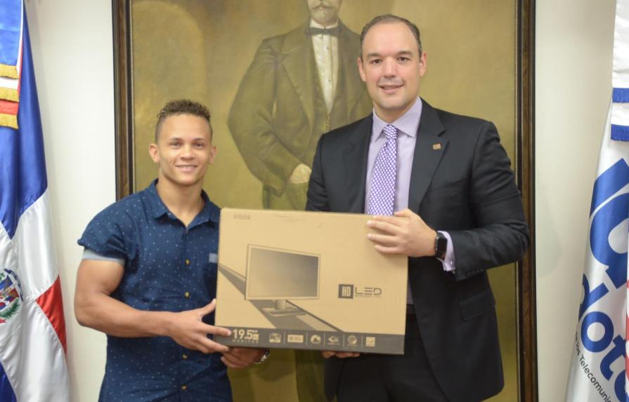 Presidente del Indotel dona computadora a Audrys Nín Reyes