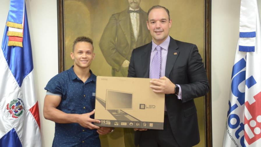 Presidente del Indotel dona computadora a Audrys Nín Reyes