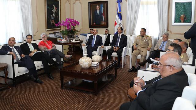 Danilo se reúne con miembros de Mesa Presidencial contra el Contrabando