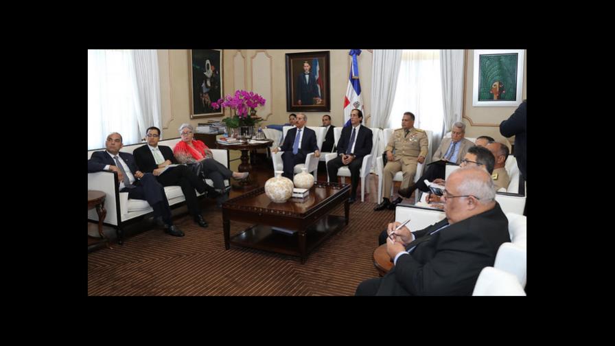 Danilo se reúne con miembros de Mesa Presidencial contra el Contrabando Danilo se reúne con miembros de Mesa Presidencial contra el Contrabando