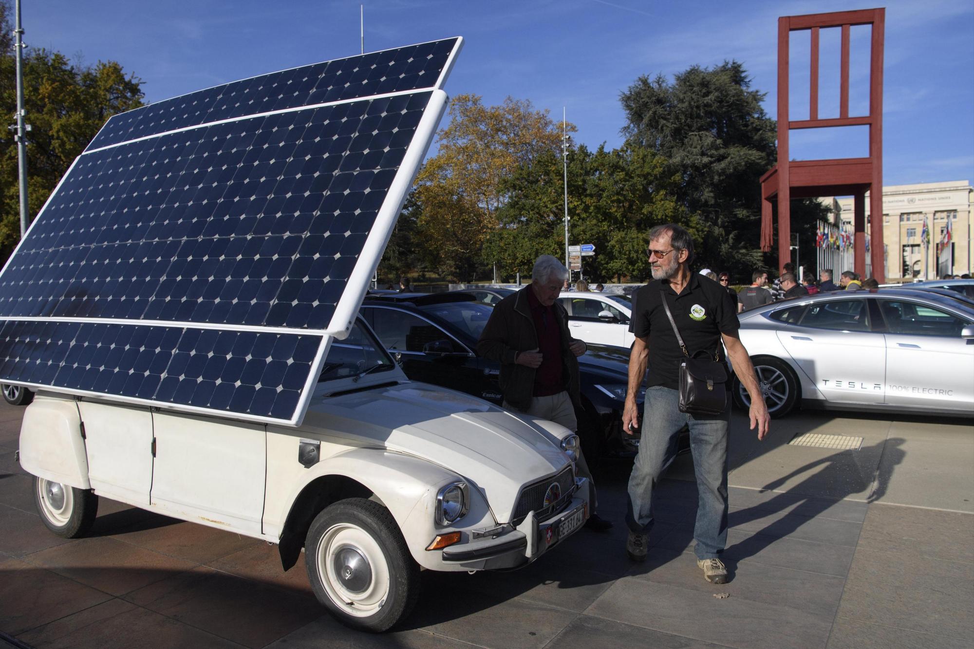 Vista de un vehículo Citroën Dyane-2CV de 1973, transformado en un carro eléctrico, con ocasión de un rally.