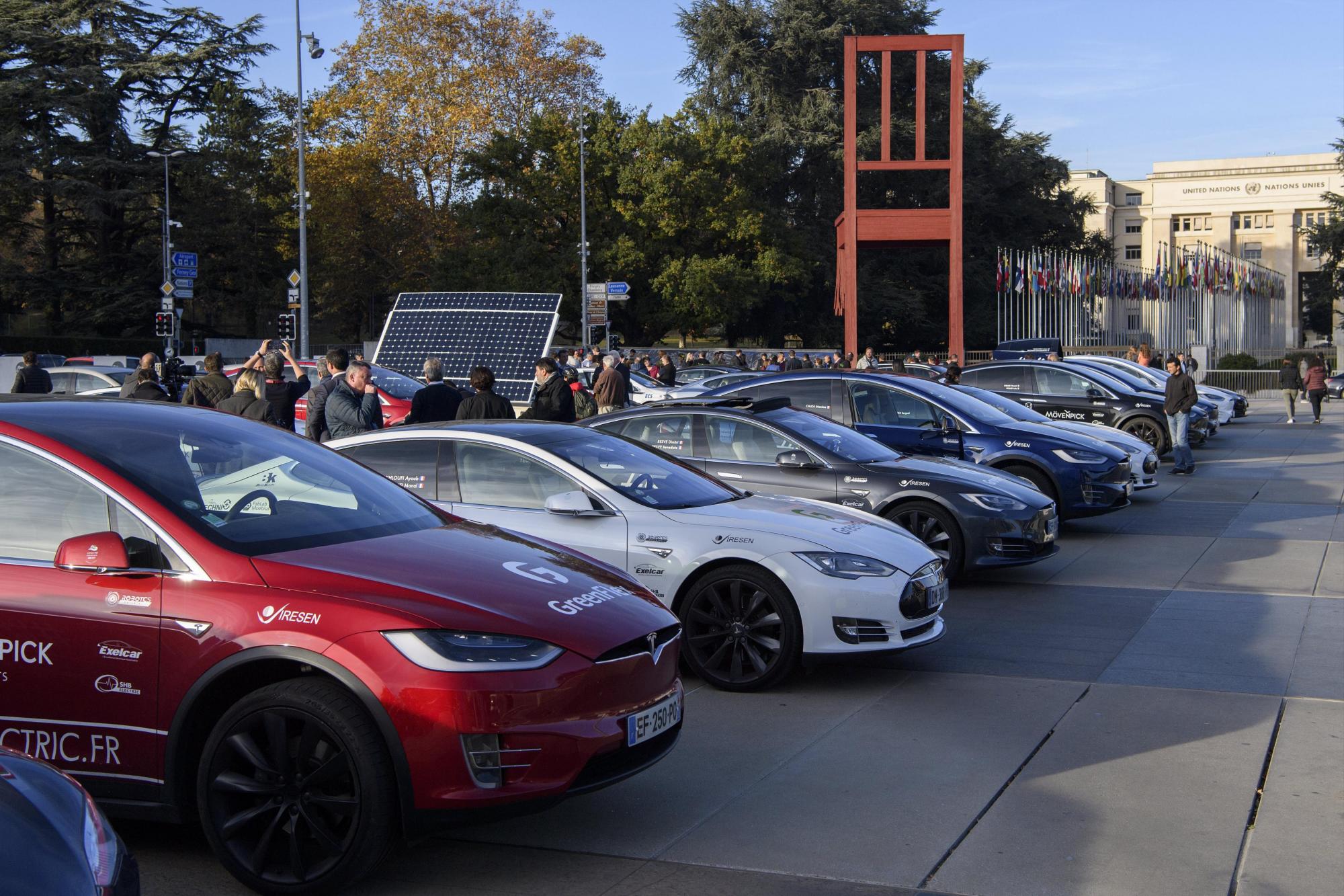 Carros eléctricos participantes en el rally estacionados en la Plaza de las Naciones.