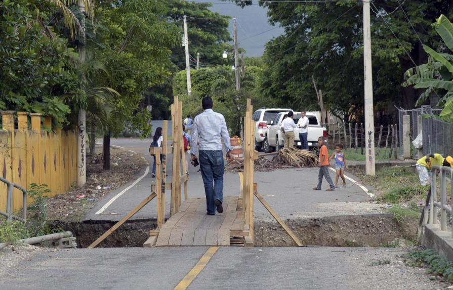 Colapso de tres puentes mantiene aislada a comunidad en Santiago