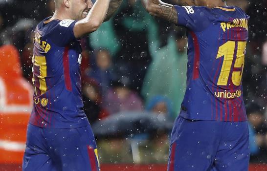 Paco Alcácer emerge con doblete y Barcelona doblega al Sevilla 