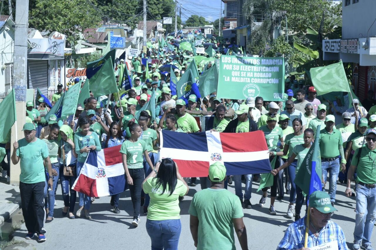 Las personas que marcharon en el municipio de Mao, Valverde, en  contra de la corrupción y la impunidad que, dicen, se vive en República Dominicana.