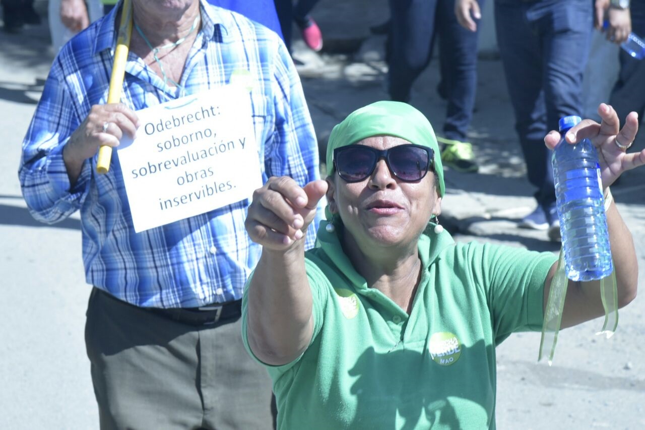 Una de las manifestantes en la Marcha Verde, en el municipio de Mao, llama la atención de los fotógrafos de los medios.