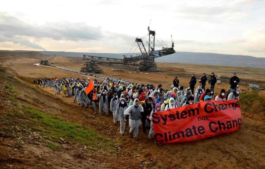 Mil activistas bloquearon una mina de carbón alemana en víspera de la COP23