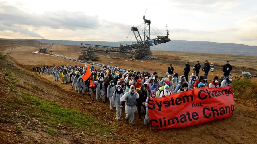 Mil activistas bloquearon una mina de carbón alemana en víspera de la COP23