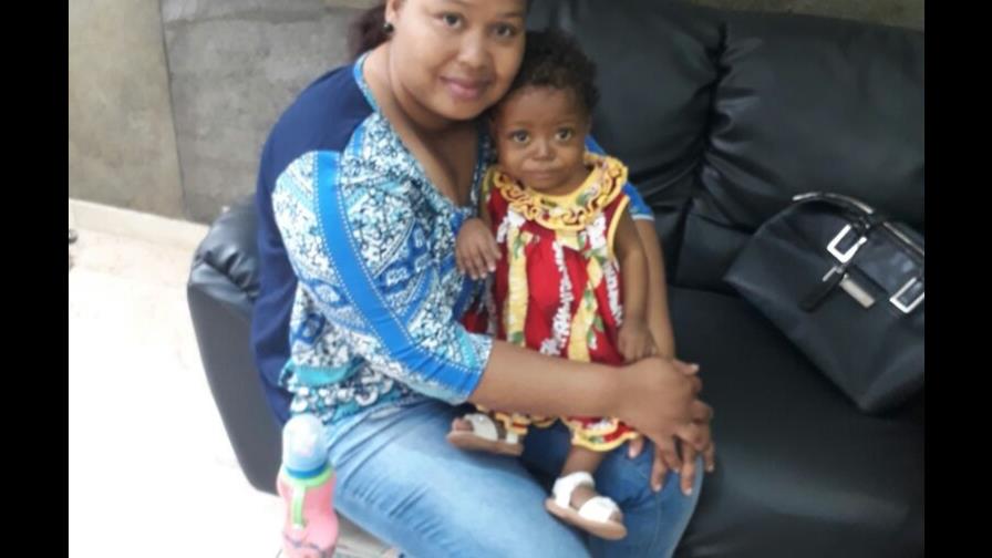 Joven madre pide ayuda para trasplante de hígado de su bebé