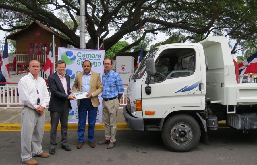 Empresarios donan  camión tipo volteo al cabildo Santiago de los Caballeros