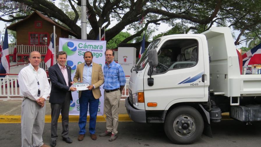 Empresarios donan  camión tipo volteo al cabildo Santiago de los Caballeros