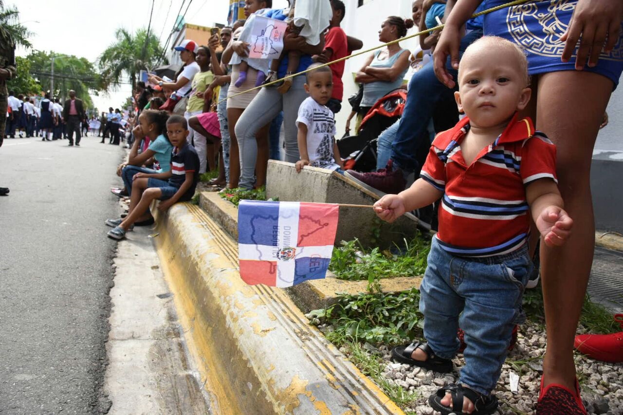 Niños disfrutan del desfile militar por los 173 años de la Constitución dominicana