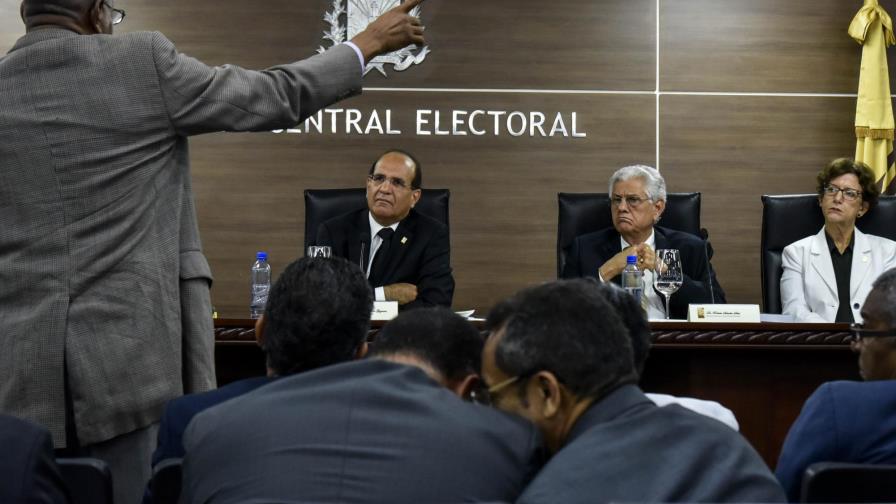 Falta de arbitraje y padrones abultados han afectado a los partidos políticos Falta de arbitraje y padrones abultados han afectado a los partidos políticos