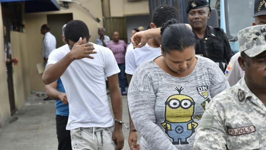 Juez dicta prisión a cuatro personas por muerte de raso policial y su hijo