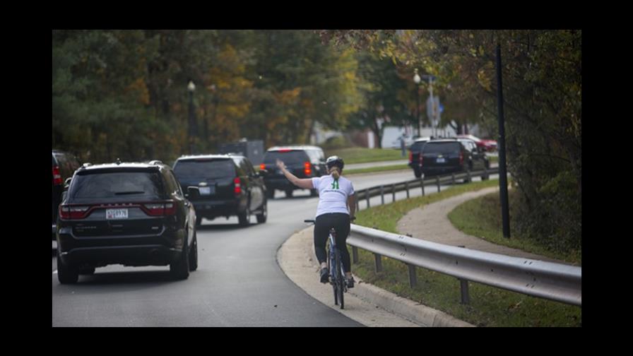 Despiden a mujer que levantó el dedo medio al paso de Trump