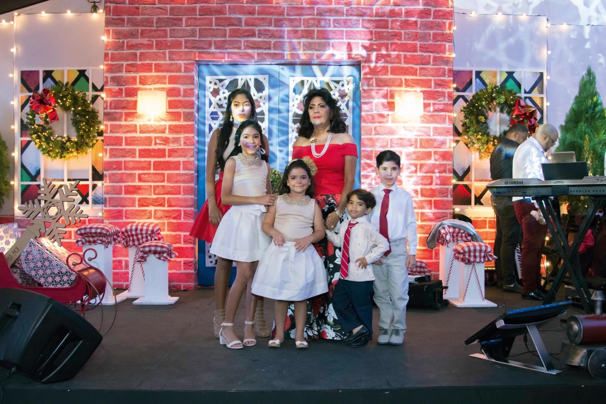 Lilín junto a sus nietas.