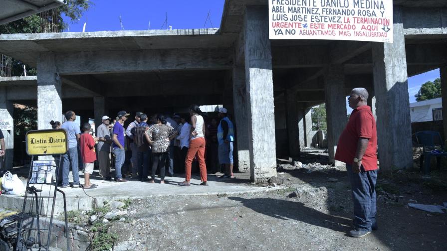 Comerciantes de mercado de Pekín, en Santiago, demandan terminación de plaza 