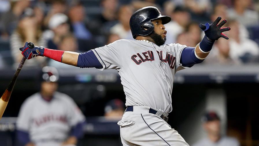 Carlos Santana es uno de nueve jugadores en recibir ofertas calificadas Carlos Santana es uno de nueve jugadores en recibir ofertas calificadas