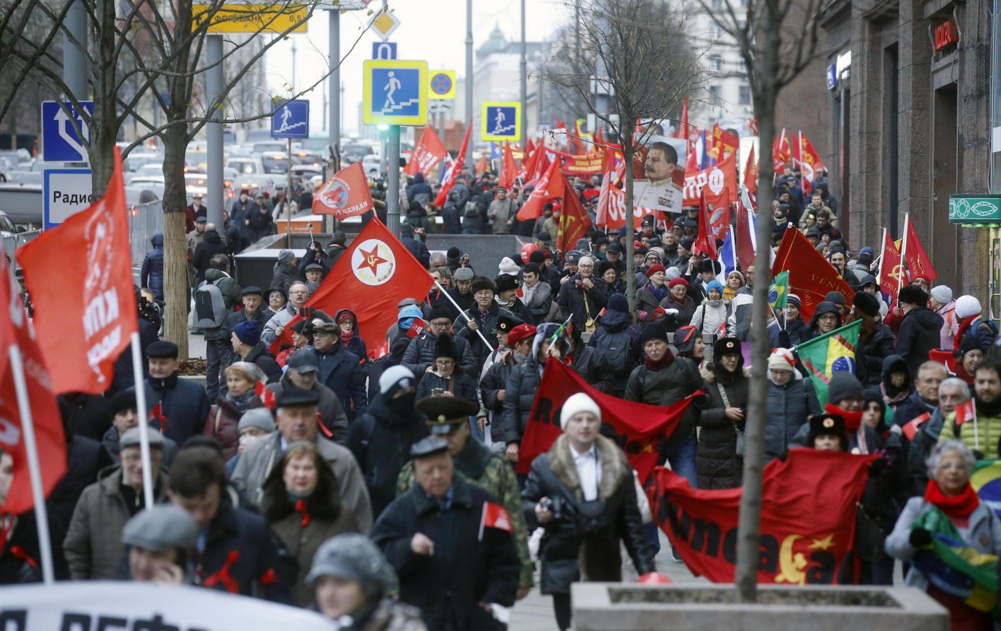 Miembros de varias delegaciones internacionales participan en un acto que conmemora el centenario de la Revolución Bolchevique en Moscú (Rusia) hoy, 7 de noviembre de 2017.