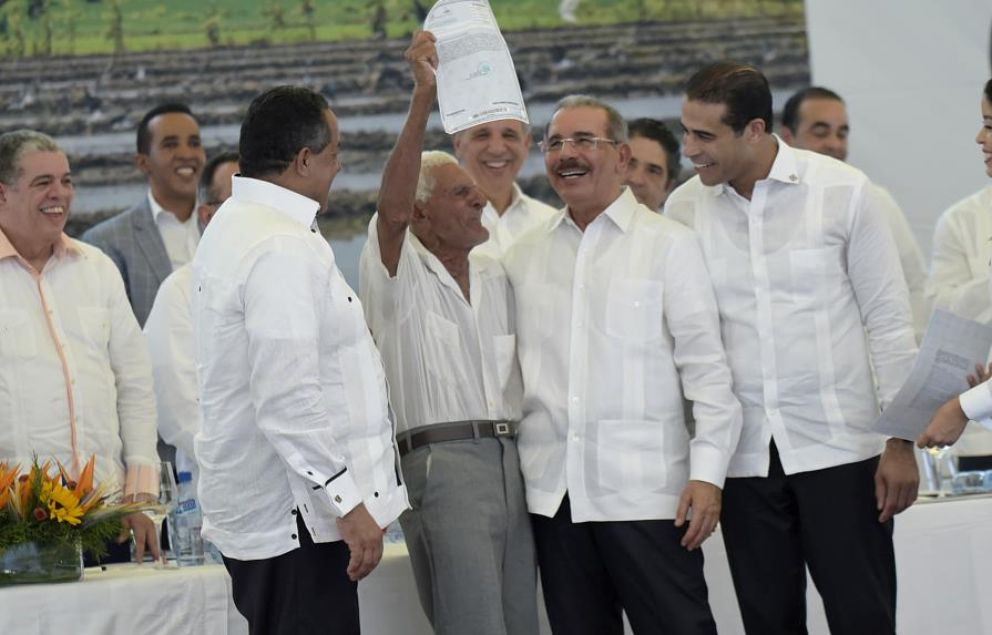 Presidente Medina entregó títulos de propiedad en la provincia Espaillat 