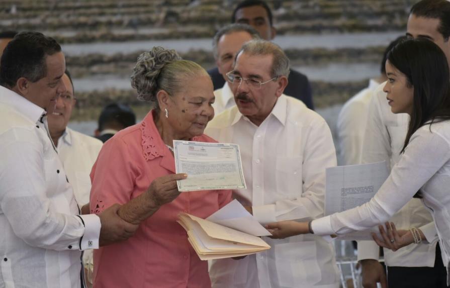 Presidente Medina entrega más de dos mil títulos definitivos en Gaspar Hernández 