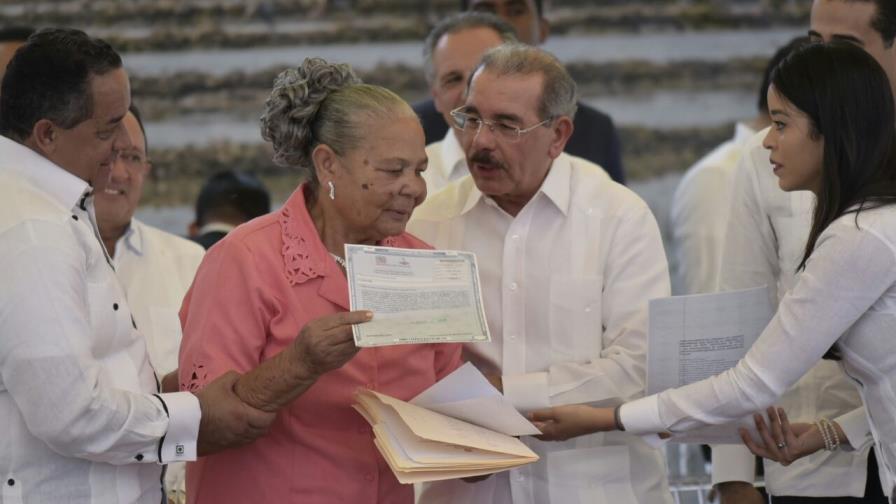 Presidente Medina entrega más de dos mil títulos definitivos en Gaspar Hernández 