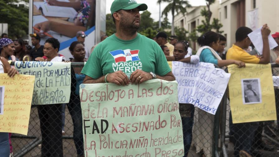 Desalojados de Los Cerros de las Américas exigen justicia frente Palacio Nacional Desalojados de Los Cerros de las Américas exigen justicia frente Palacio Nacional