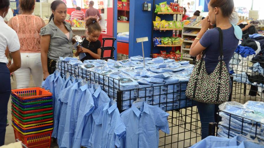 Cambio uniforme escolar dejará a 1,550 sin empleo
El cambio uniforme escolar dejará a más de 1,500 personas sin empleo Cambio uniforme escolar dejará a 1,550 sin empleo
El cambio uniforme escolar dejará a más de 1,500 personas sin empleo