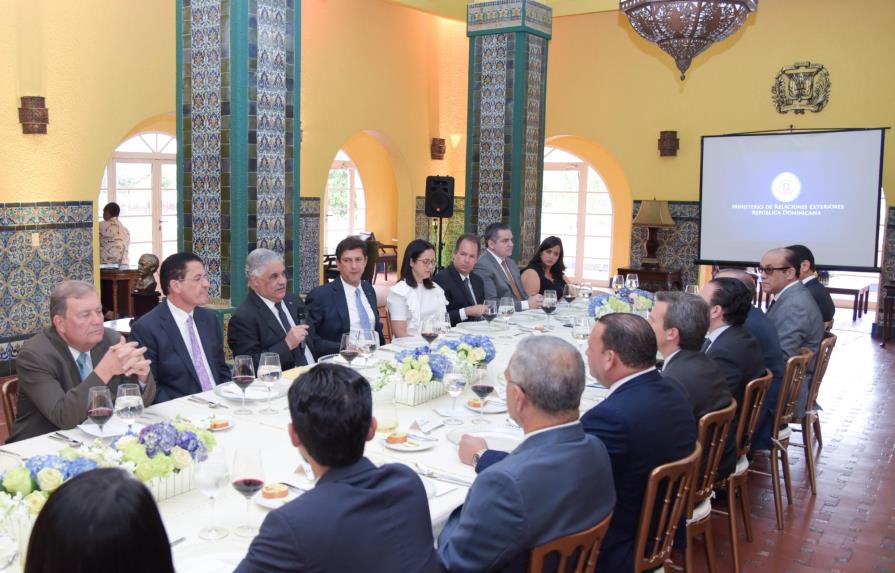 Miguel Vargas invita a empresarios de Santiago a una diplomacia comercial