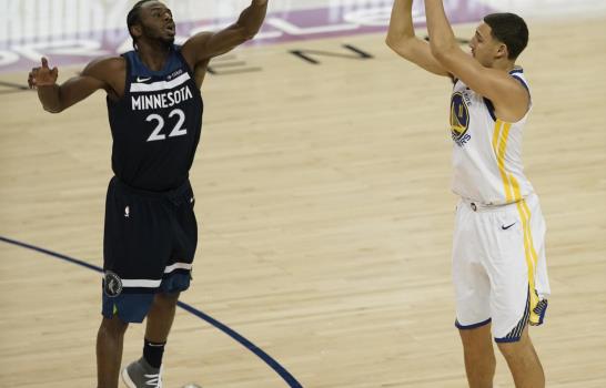 50 puntos entre Curry y Thompson opacan doble-doble de Karl-Anthony Towns 