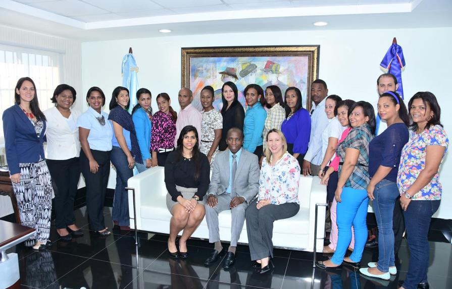 Parten hacia Colombia 15 docentes reconocidos por buenas prácticas educativas 