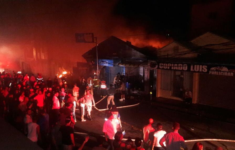 Fuego en Santiago destruyó tres negocios y una vivienda