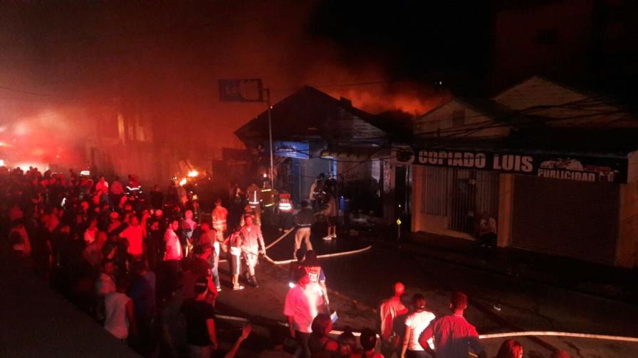 Fuego en Santiago destruyó tres negocios y una vivienda