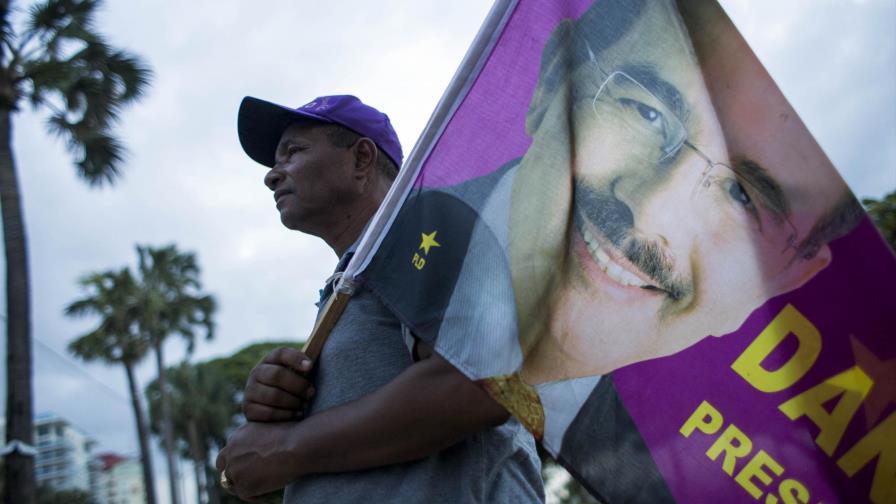 Tema de la reelección es visto como un “globo de ensayo” para el PLD
Tema de la reelección es visto como un “globo de ensayo” para el PLD Tema de la reelección es visto como un “globo de ensayo” para el PLD
Tema de la reelección es visto como un “globo de ensayo” para el PLD