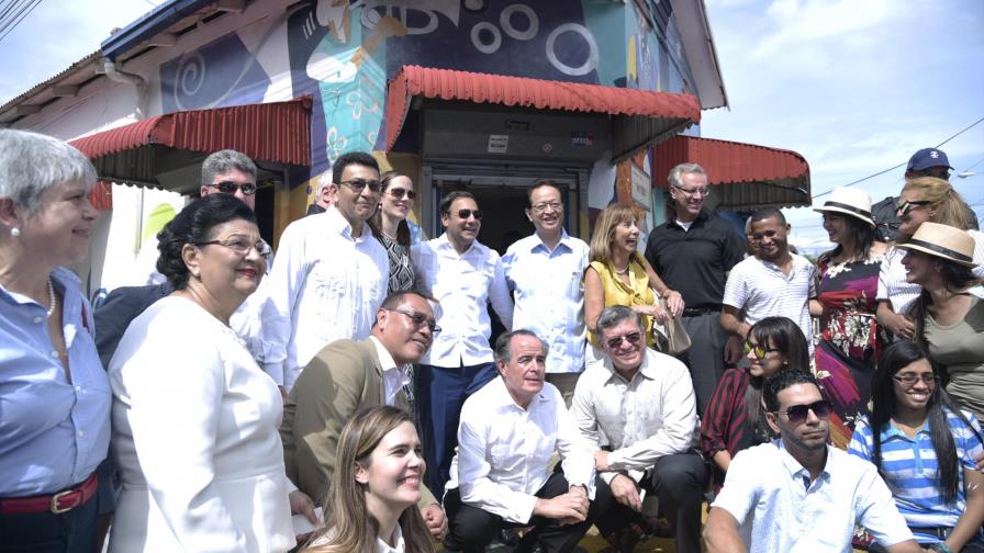 Alcaldía de Santiago recibe embajadores