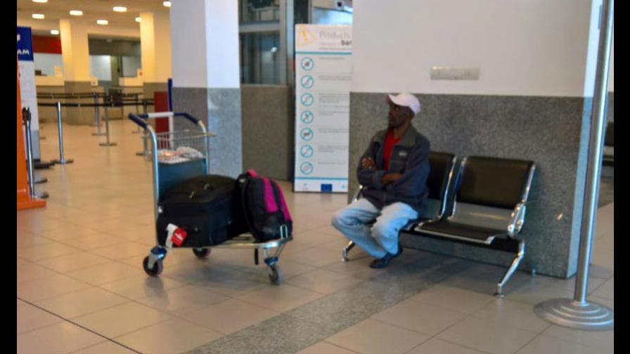 Como Tom Hanks en “La Terminal”: haitiano atrapado en aeropuerto argentino