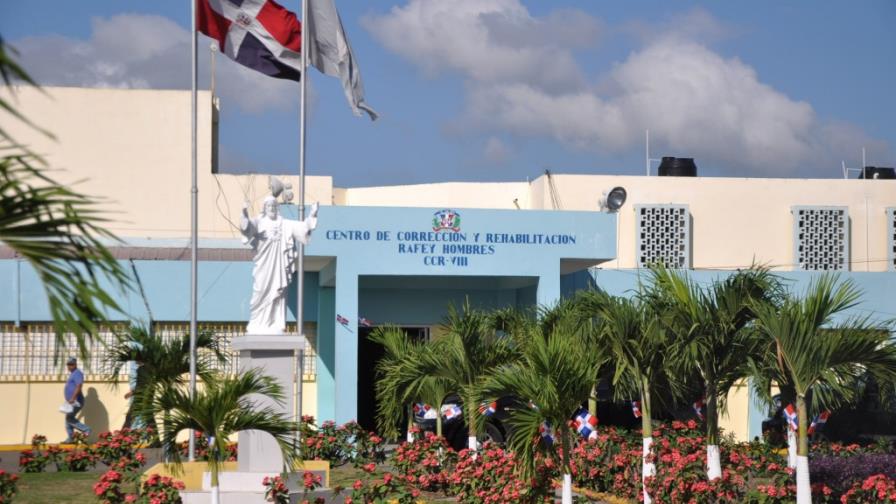 Mujer denuncia le piden RD$5 mil para dejar salir a su hijo de celda de castigo en cárcel Rafey  