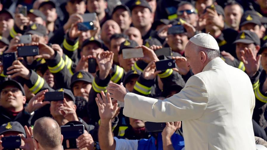 El papa asegura que la familia es el antídoto ante un extenso individualismo El papa asegura que la familia es el antídoto ante un extenso individualismo
